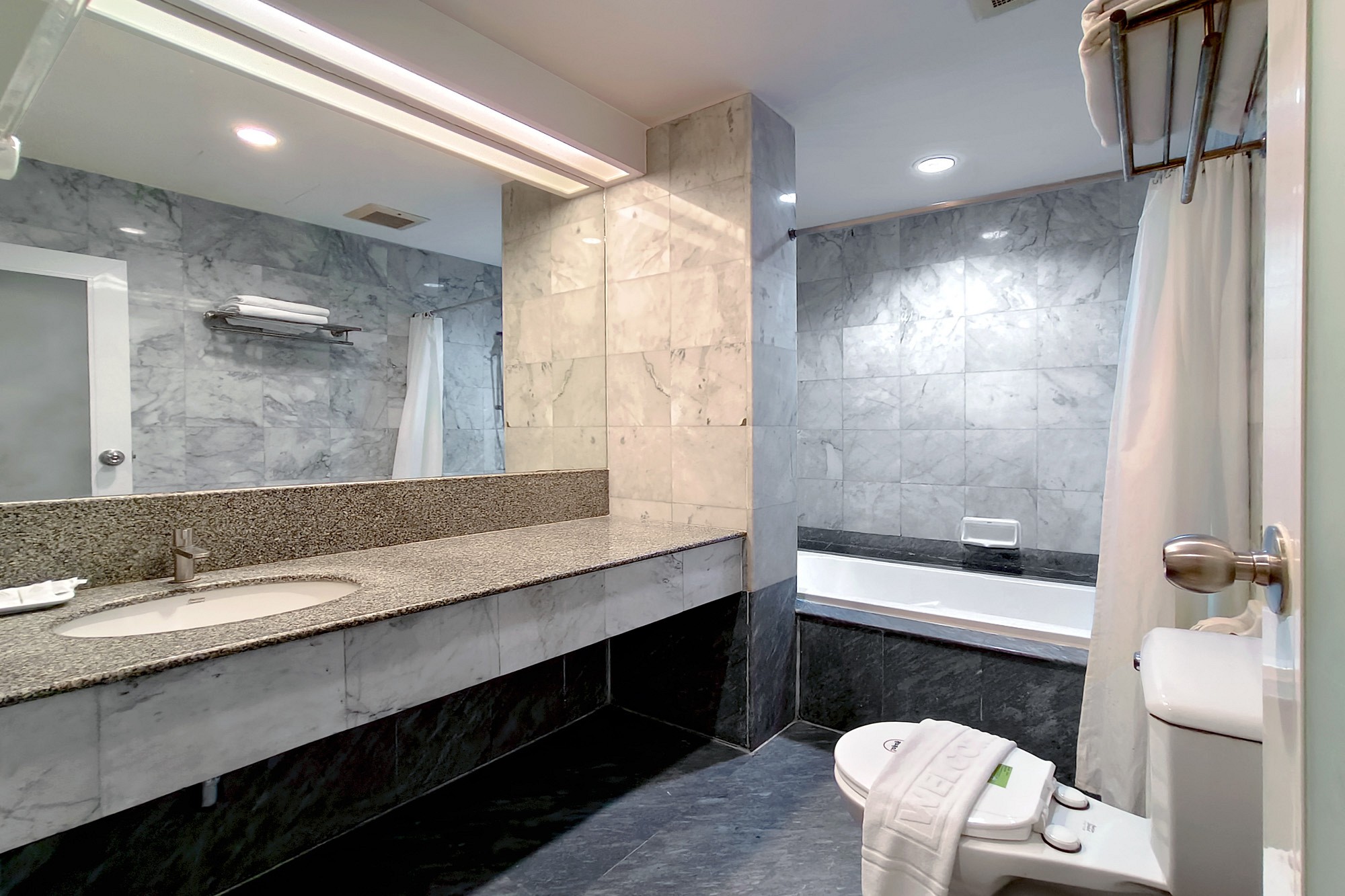 Deluxe Double With Bathtub