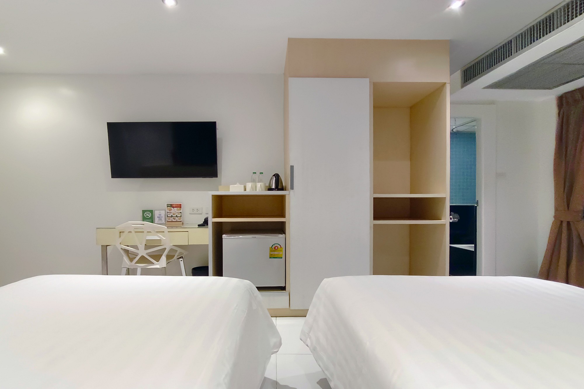 Deluxe Twin With Bathtub