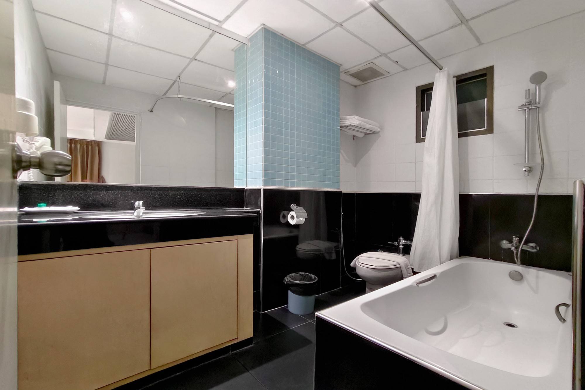 Deluxe Twin With Bathtub