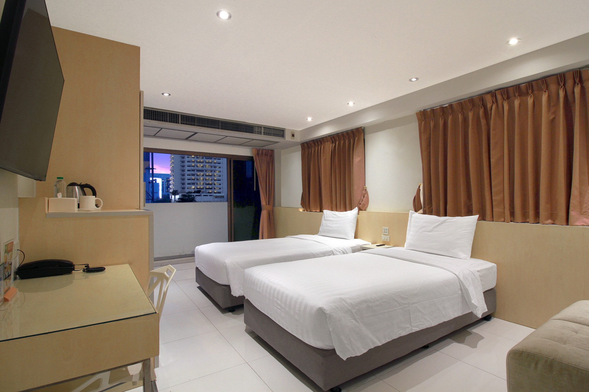 Deluxe Twin With Bathtub