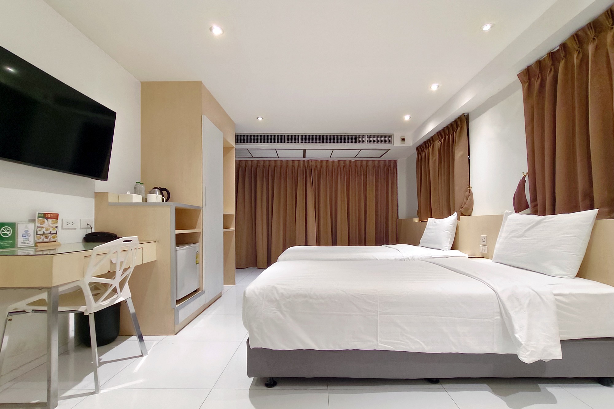 Deluxe Twin With Bathtub